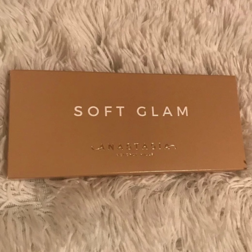*SOLD* Anastasia Beverly Hills Soft Glam Palette